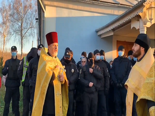 На Виннитчине активисты ПЦУ при содействии полиции не пустили верующих УПЦ в храм
